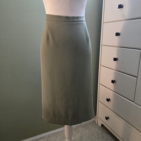 💛 2/$19 or 3/$26  Draper's & Damon's Women's Sage Green 2pc Skirt Suit - Picture 2 of 11